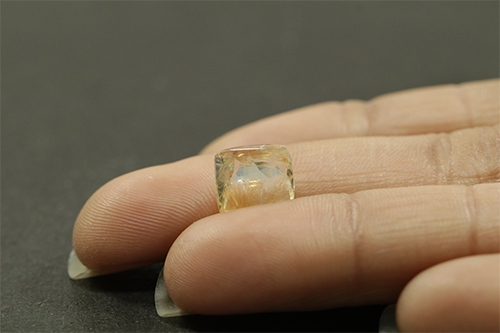 YELLOW SAPPHIRE 4.07 Ct.
