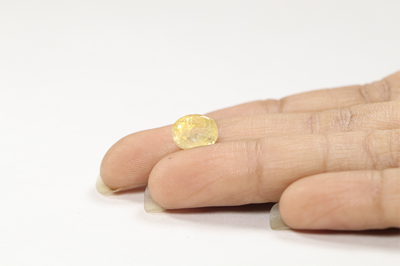 YELLOW SAPPHIRE 4.23 Ct.
