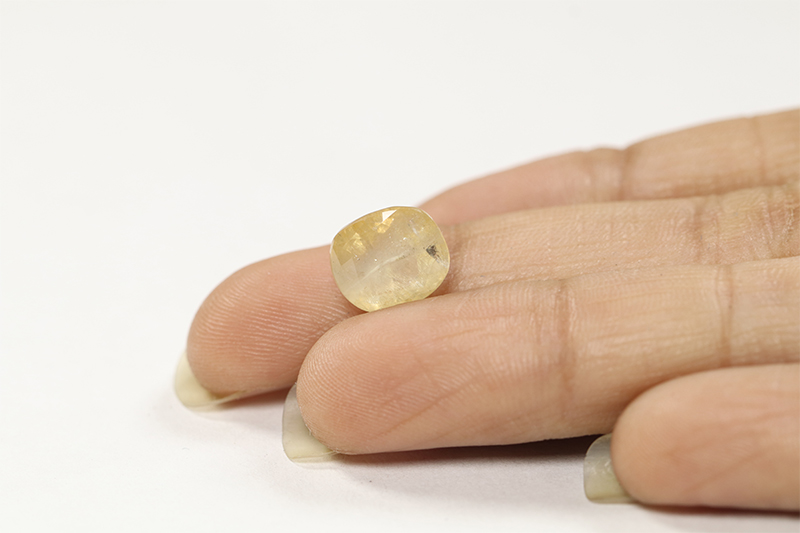 YELLOW SAPPHIRE 4.82 Ct.