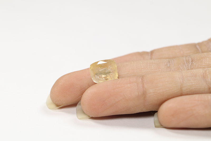 YELLOW SAPPHIRE 4.13 Ct.