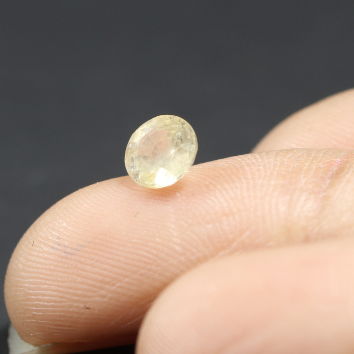YELLOW SAPPHIRE 0.77 Ct.