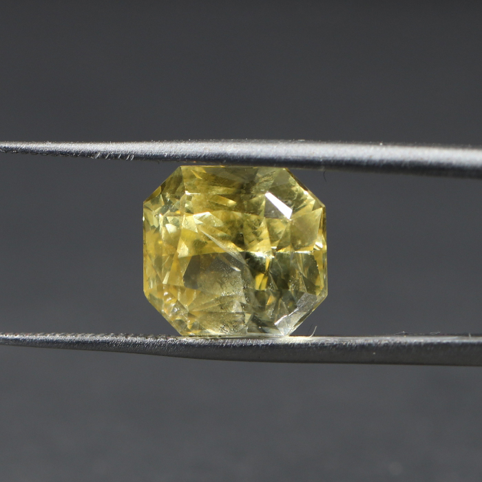 YELLOW SAPPHIRE 8.19 Ct.