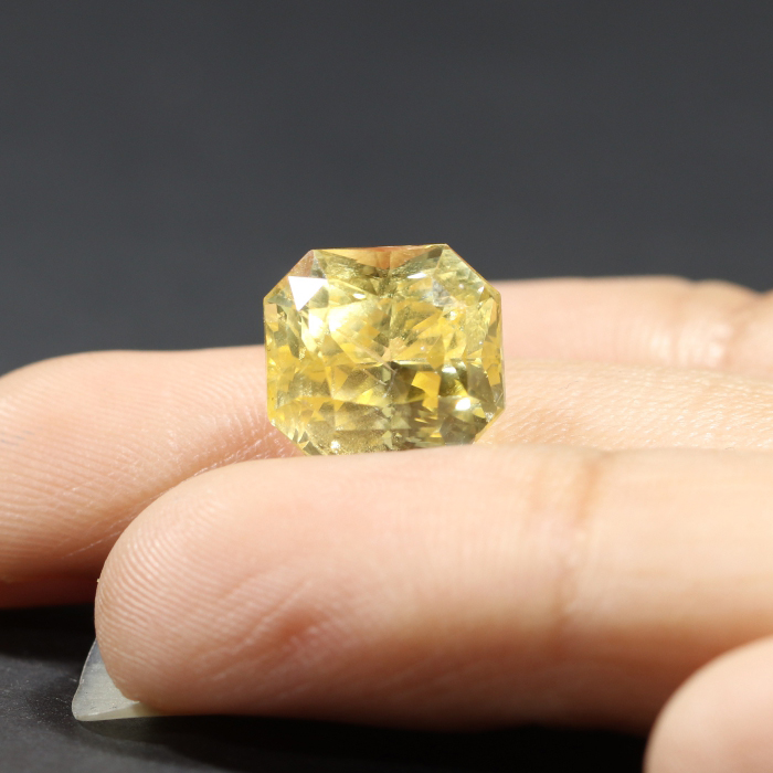 YELLOW SAPPHIRE 8.19 Ct.