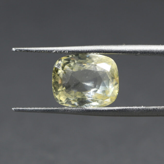 YELLOW SAPPHIRE 5.37 Ct. YELLOW SAPPHIRE 5.37 Ct.