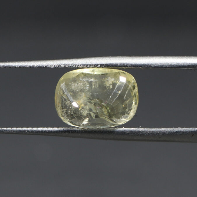 YELLOW SAPPHIRE 3.31 Ct.