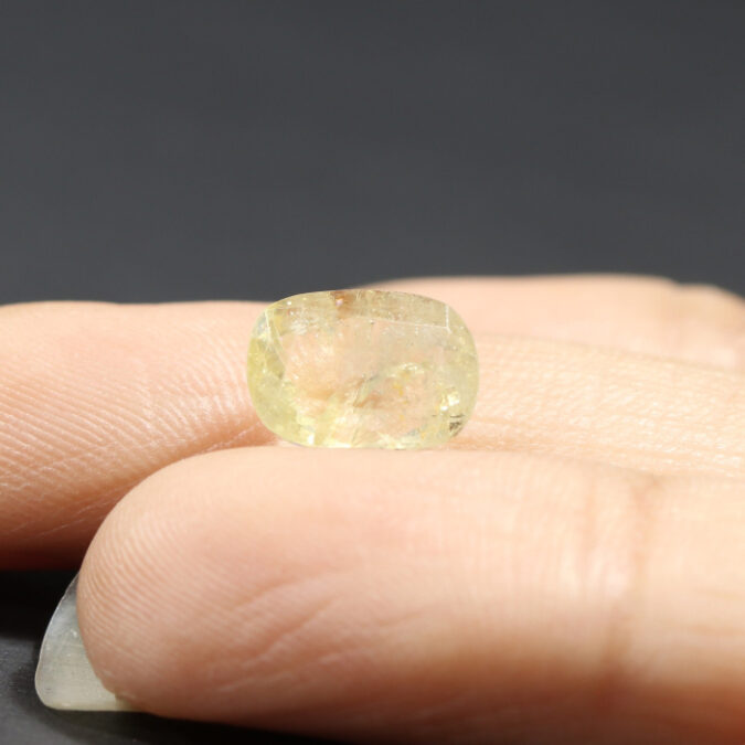 YELLOW SAPPHIRE 3.31 Ct.