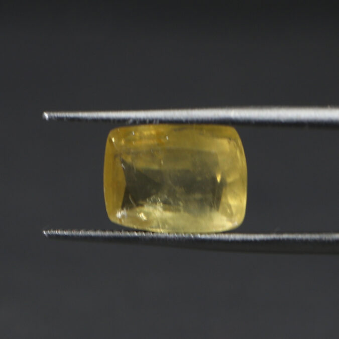 YELLOW SAPPHIRE 4.06 Ct.