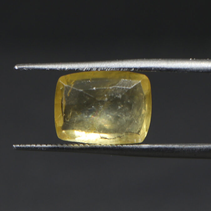 YELLOW SAPPHIRE 4.06 Ct.