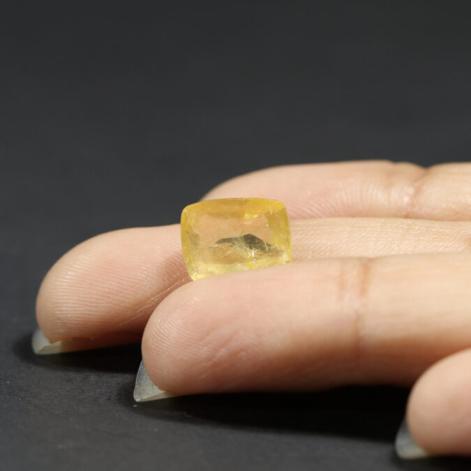 YELLOW SAPPHIRE 4.06 Ct.