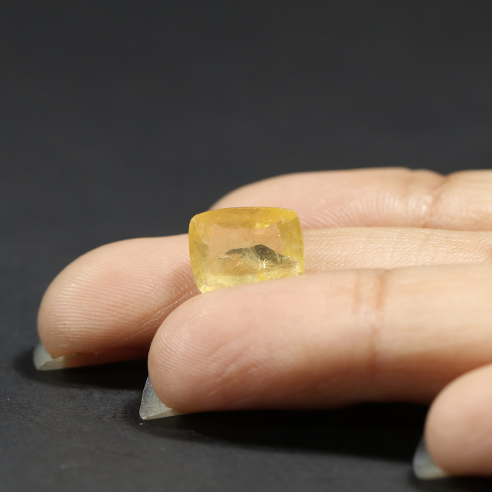 YELLOW SAPPHIRE 4.06 Ct.