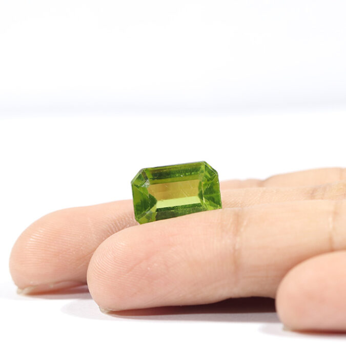 PERIDOT 6.44 Ct.