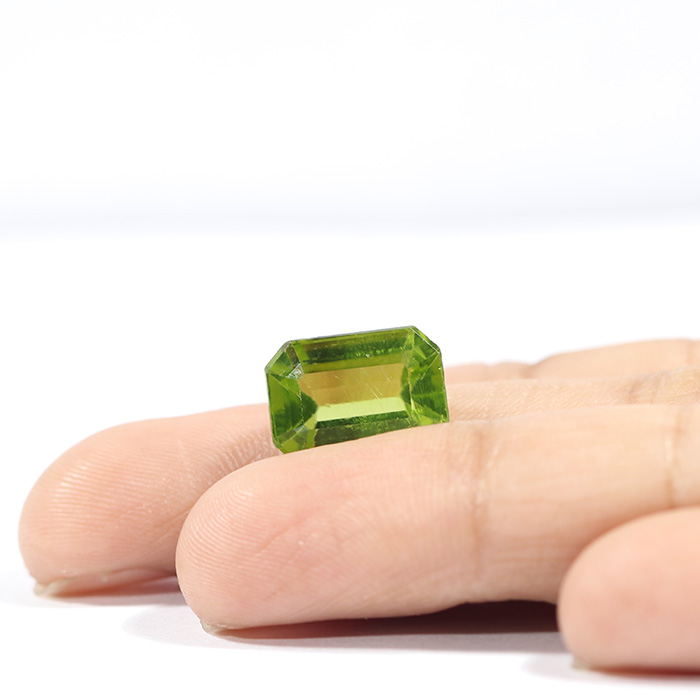 PERIDOT 6.44 Ct.