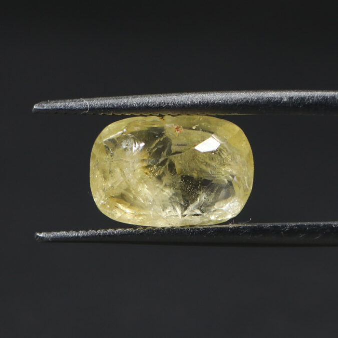 YELLOW SAPPHIRE 3.86 Ct.