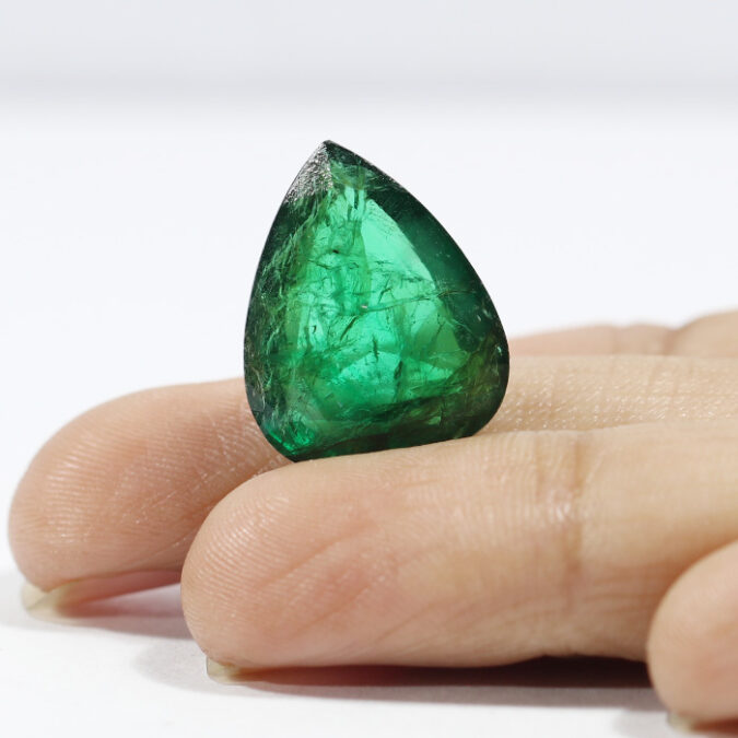 EMERALD 11.82 Ct. EMERALD 11.82 Ct.